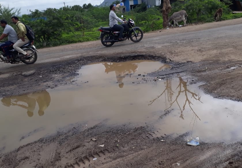 Road condition due to rainfall in Nampur area | नामपूर परिसरात पावसामुळे रस्त्यांची दुरवस्था