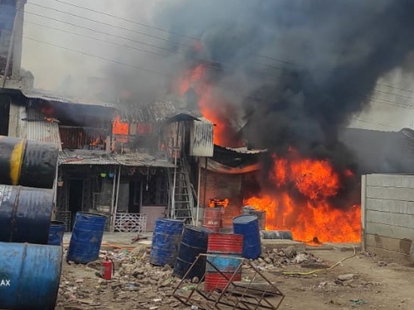 Six houses were gutted by fire in Visarwadi | विसरवाडीतील आगीत गोडावूनसह सहा घरे खाक