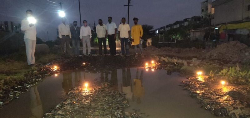 Nagpur Municipal Corporation's attention was drawn by putting lights around the pits | खड्ड्यांभोवती दिवे लावून वेधले नागपूर मनपाचे लक्ष