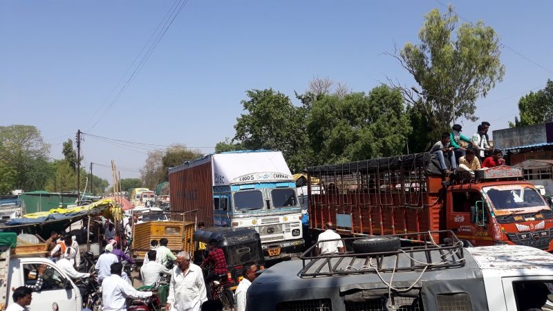 Traffic collision on the Parola highway | पारोळा महामार्गावर वाहतुकीची कोंडी