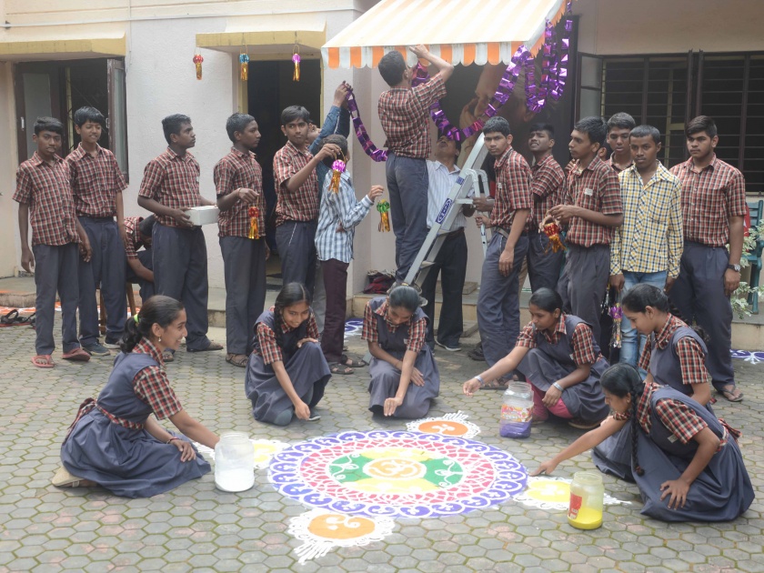 Prabodhini students celebrate Diwali at Kusumagraj residence | ‘प्रबोधिनी’च्या विद्यार्थ्यांनी साजरी केली कुसुमाग्रज निवासस्थानी दिवाळी