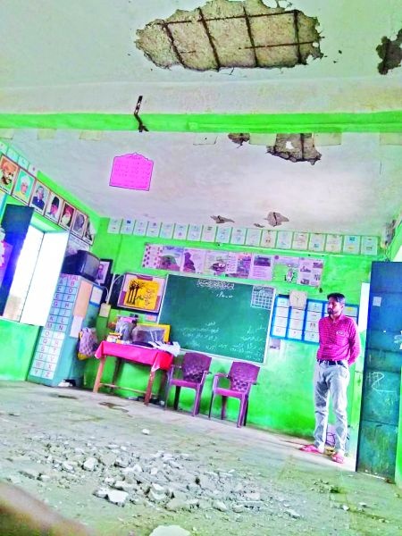 Zip Urdu school slab collapses | जि.प. उर्दू शाळेचा स्लॅब कोसळला