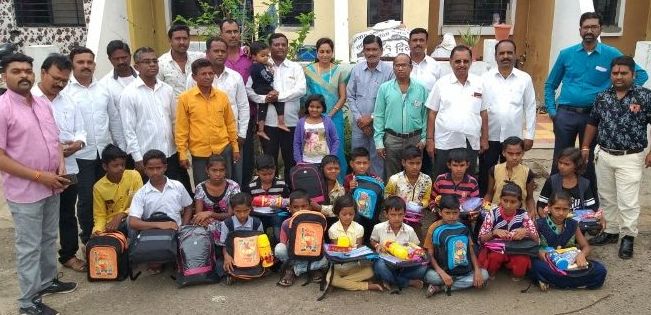 Distribution of educational material to poor, budding students of Koli community at Pachora | पाचोरा येथे कोळी समाजातील गरीब, होतकरू विद्यार्थ्यांना शैक्षणिक साहित्य वाटप