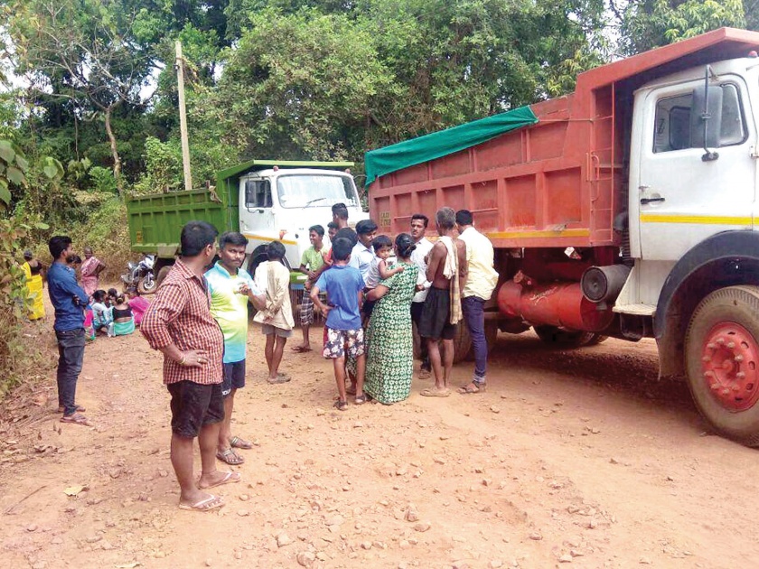 Sindhudurg: Dagagiri on the villagers of Sand Professionals, incident on the river Sarambal | सिंधुदुर्ग : वाळू व्यावसायिकांची ग्रामस्थांवर दादागिरी, सरंबळ नदी किनाऱ्यावरील घटना