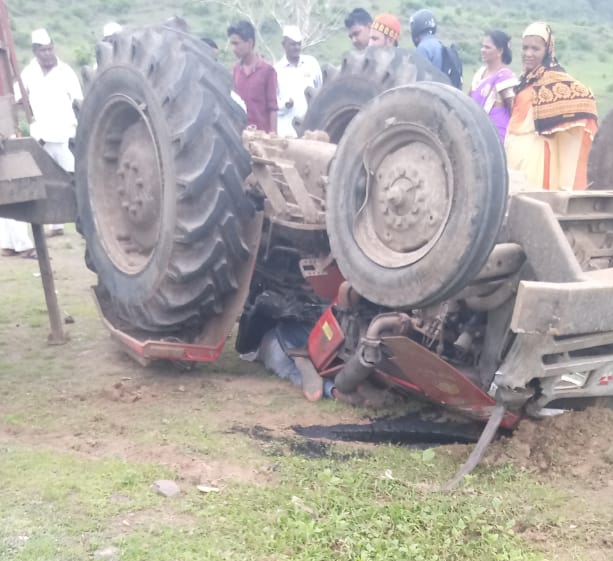 Tractor on Thangagaon-Sinnar road reversed and killed | ठाणगाव-सिन्नर रस्त्यावर ट्रॅक्टर उलटून एक ठार