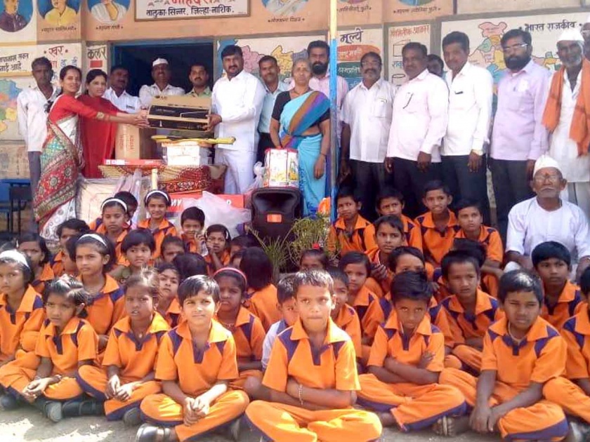 Distribution of e-learning insects and sports materials to the school of Mohdari Zilla Parishad | मोहदरी जिल्हा परिषद शाळेस ई-लर्निंग कीट व खेळ साहित्य वितरीत