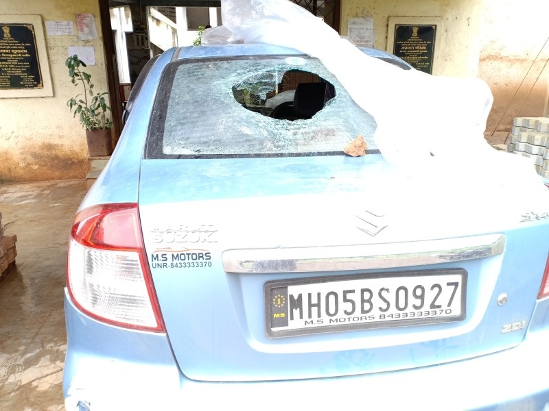 In the Surgani, the explosion of the Superintendent's car rammed | सुरगाण्यात अधिक्षकाच्या गाडीच्या काचा फोडल्या