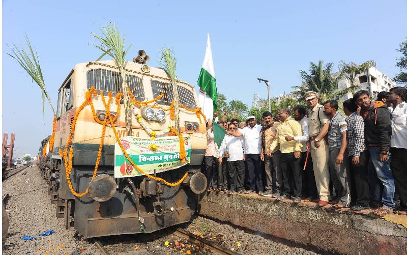 Thousands of volunteers from 'Swabhimani' left for Delhi, Raju Shetty became the railway operator | ‘स्वाभिमानी’चे हजारो कार्यकर्ते दिल्लीकडे रवाना, राजु शेट्टी झाले रेल्वेचालक