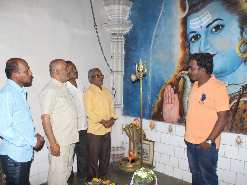 Kolhapur: Trishul hangs at the Omkareshwar temple at Mirajkar Tiki; Crowds of citizens | कोल्हापूर : मिरजकर तिकटी येथील ओेंकारेश्वर मंदिरात त्रिशुल हलले ; अफवेने नागरिकांची गर्दी