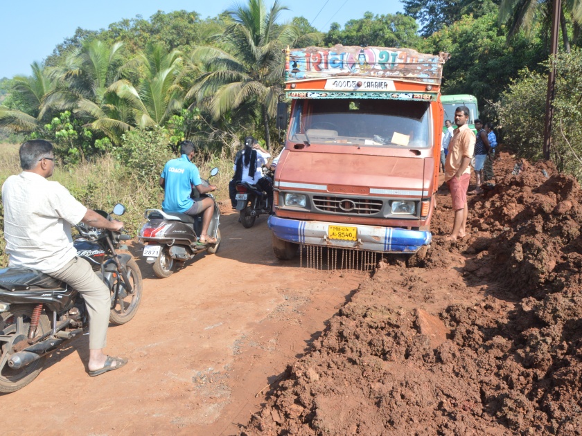 Three hours of traffic jam due to the truck being trapped in the carriageway | जलवाहिनीच्या चरीत ट्रक अडकल्याने तीन तास वाहतूक ठप्प