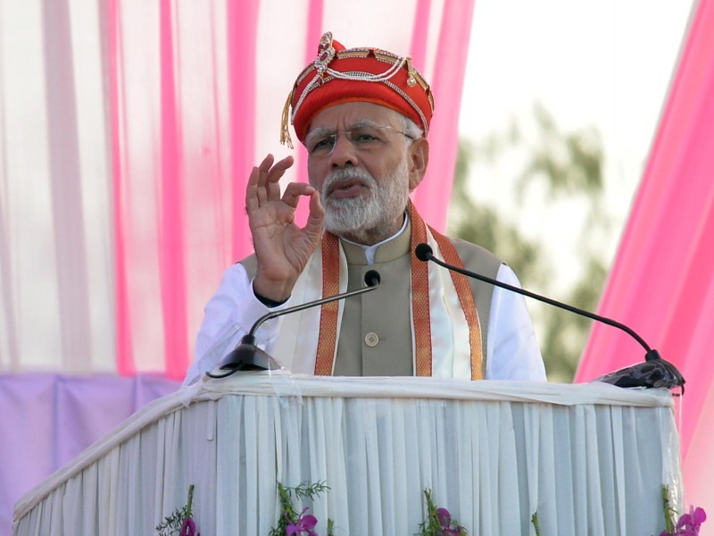 Prime Minister Narendra Modi appreciated Puneri Pagdi | चर्चा 'पुणेरी पगडी'ची : अशी आहे पंतप्रधान नरेंद्र मोदी यांची पगडी 
