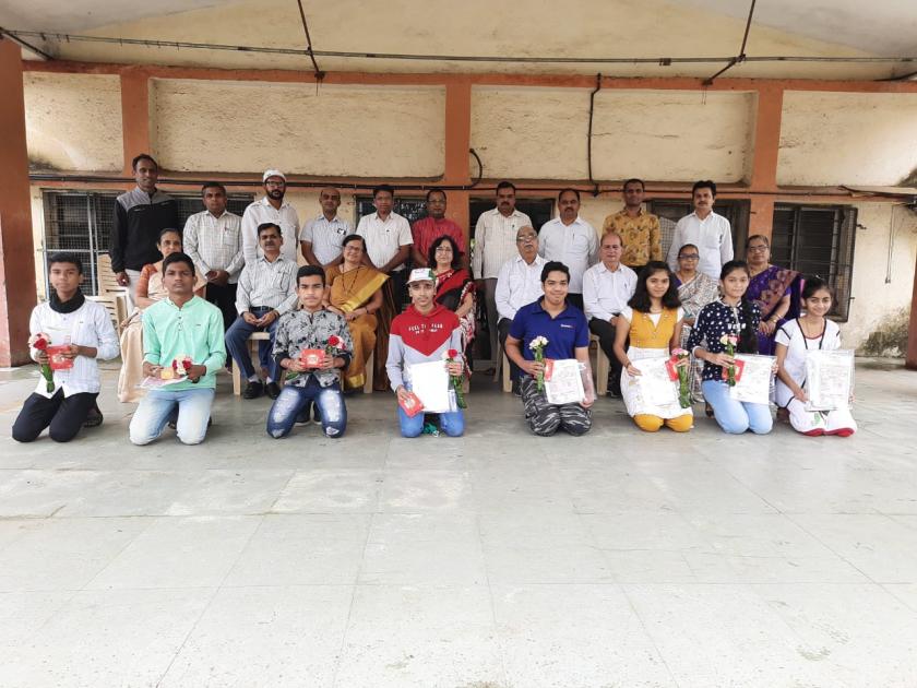 Honoring of meritorious students of Madhyamik Vidyalaya Untwadi | माध्यमिक विद्यालय उंटवाडीच्या गुणवंत विद्यार्थ्यांचा सत्कार