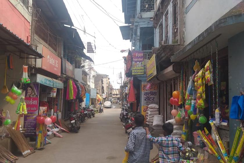  Markets cooled down in the face of festivities | सणासुदीच्या तोंडावर बाजारपेठा थंडावल्या