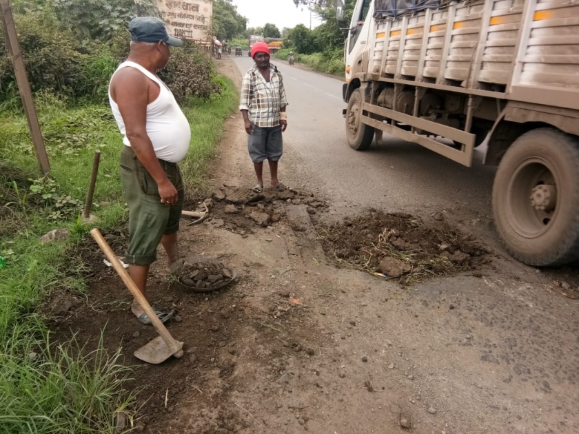 Satara: Very black soil to challenge the pits in the road | सातारा : रस्त्यातील खड्डे मुजविण्यासाठी चक्क काळी माती