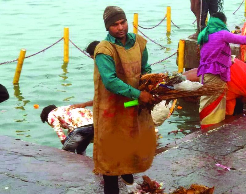 Washin 'Sadanand done Cleanliness campaing in the Narmada River area | वाशिमच्या ‘सदानंद’ची नर्मदा नदी परिसरात स्वच्छता