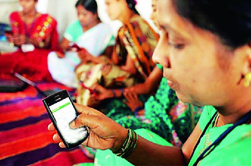 Anganwadi Sevikas tired of using Android mobile | अ‍ॅन्ड्रॉईड मोबाईल वापरताना अंगणवाडी सेविकांची दमछाक