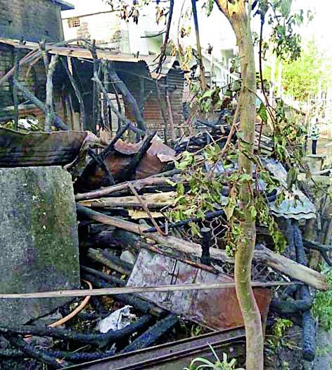The fire came due to the house of Rakharangoli | आगीमुळे झाली घराची राखरांगोळी