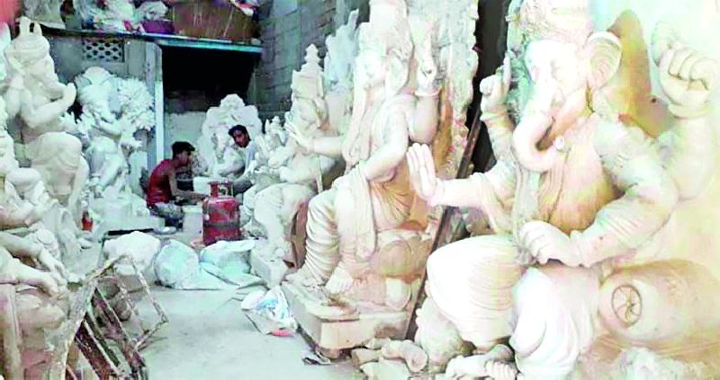 Statues of republics taking shape in Pulagwa | पुलगावात आकार घेताहेत गणरायांच्या मूर्ती