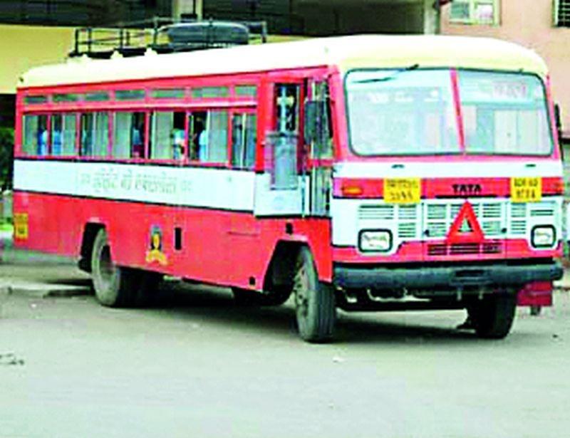 The fatal travel of citizens from the outdated bus | कालबाह्य बसमधून नागरिकांचा जीवघेणा प्रवास