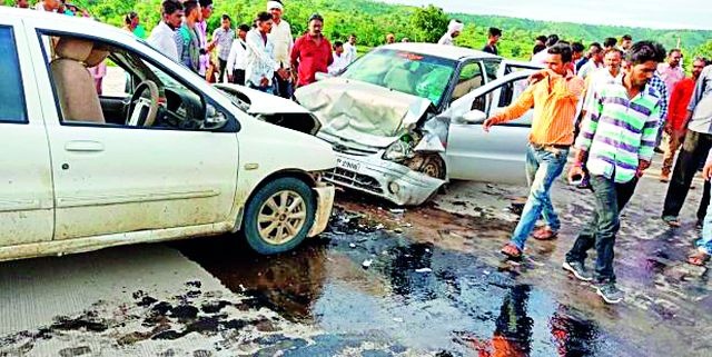 Two car crashes near Kalamb injured 12 | कळंबजवळ दोन कार अपघातात १२ जखमी