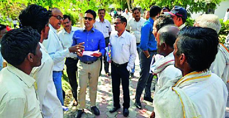 Angry farmers stormed the district office | संतप्त शेतकरी जिल्हा कचेरीवर धडकले