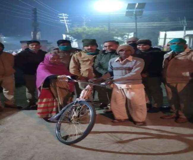 Jinkalat Saheb ... Fugewala came to report bicycle theft, Thanedar gave him a new bicycle in agra | जिंकलत साहेब... वृद्ध फुगेवाल्याची सायकल चोरीला गेली, ठाणे अंमलदाराने नवीनच घेऊन दिली