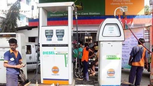 Despite rising petrol and diesel prices, Indian Oil's profit fell by Rs 15,000 crore | पेट्रोल-डिझेल भाववाढ होऊनही इंडियन आॅइलचा नफा १५ हजार कोटींनी घटला