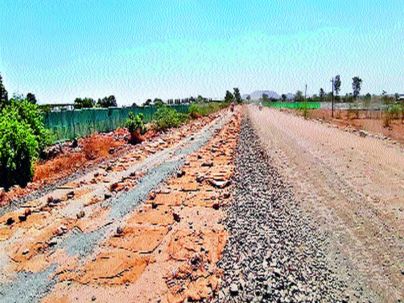 Wani-Saputara road work, fear of constabulary of danger | वणी-सापुतारा रस्त्याच्या कामामुळद्राक्षबागा धोक्यात येण्याची भीती