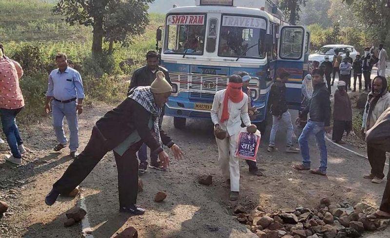 Bus passengers fill potholes; Incident on Khandwa-Indore route | बसच्या प्रवाशांनी बुजविले रस्त्यावरील खड्डे; खंडवा-इंदूर मार्गातील घटना