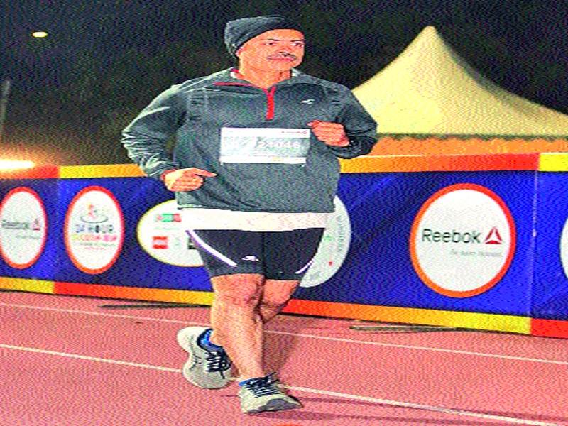  Aniruddha Dhyan runs for 12 hours in a row | अनिरुद्ध अथनी धावले सलग बारा तास
