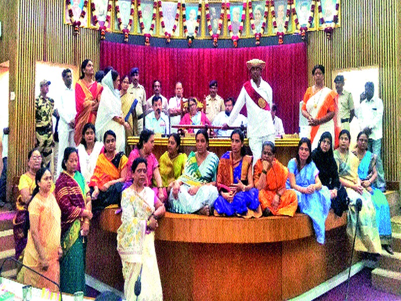  Rowdavatar in the General Assembly of Women Councilors | महिला नगरसेवकांचा महासभेत रौद्रावतार