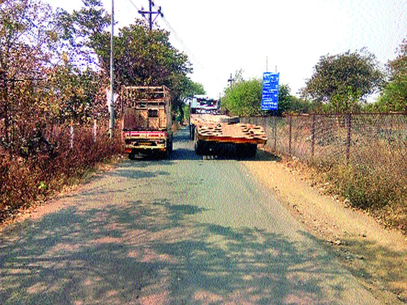 Adgaon-Mhasrul road is narrow | आडगाव-म्हसरूळ रस्ता अरुंदच