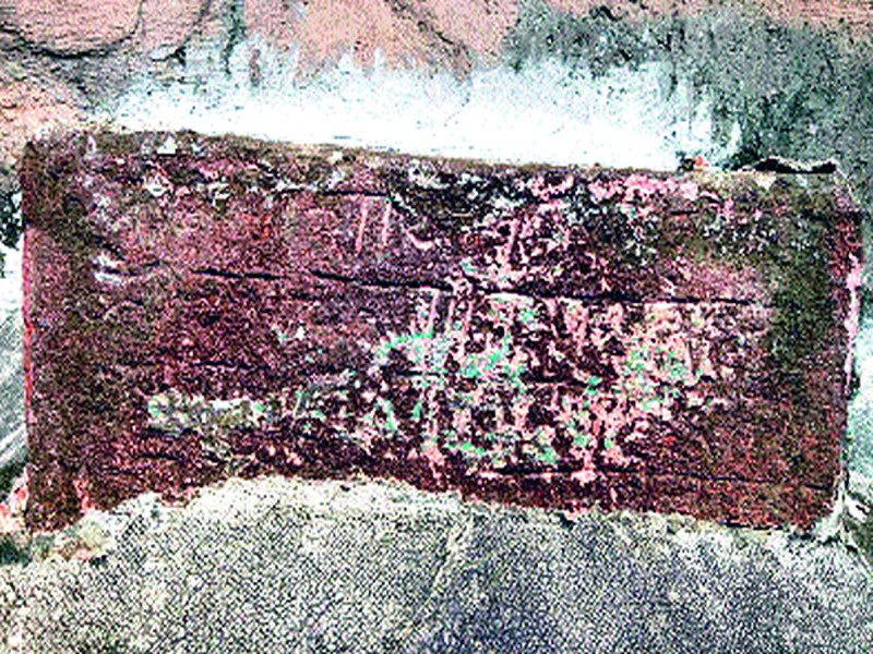  Ancient inscriptions found near the threshold of Kapaleshwar | ‘कपालेश्वर’च्या कळसाजवळ आढळला प्राचीन शिलालेख