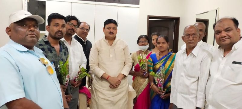 Balgaon Dhanorkar felicitated Nandgaon (Pode) Gram Panchayat members in Chandrapur district | चंद्रपूर जिल्ह्यातील नांदगाव (पोडे)ग्राम पंचायत सदस्यांचा बाळू धानोरकर यांनी केला सत्कार