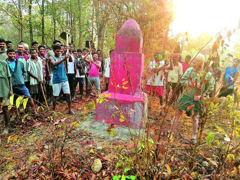 Four Naxal monuments destroyed by villagers in Gadchiroli | गडचिरोलीत गावकऱ्यांनी उद्ध्वस्त केली चार नक्षल स्मारके