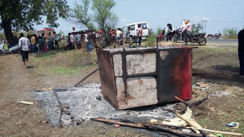 Angry women in the Yavatmal district burnt the Paan Shop | यवतमाळ जिल्ह्यात संतप्त महिलांनी जाळली पानटपरी
