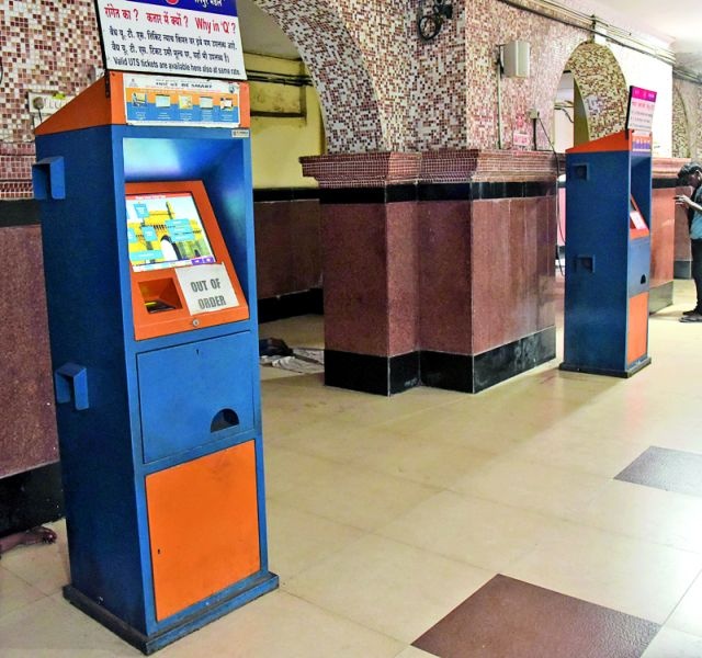 ATVM, COTVM, on the Nagpur railway station are out of order | नागपूर रेल्वेस्थानकावरील ‘एटीव्हीएम, सीओटीव्हीएम’ बनल्या शोभेच्या वस्तू