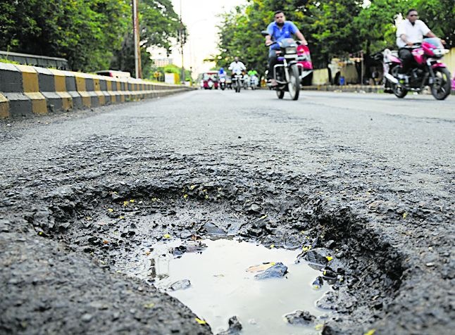 More potholes in the cement roads in Nagpur | नागपुरात सिमेंट रस्ते असलेल्या भागातच जास्त खड्डे