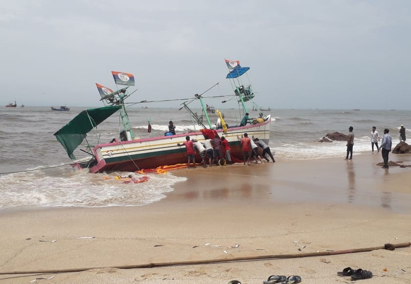 Ganpatipule sank a fishing boat, all sailors safely escaped | गणपतीपुळे समुद्रकिनारी मासेमारी नौका बुडाली, सर्व खलाशी सुखरुप वाचले