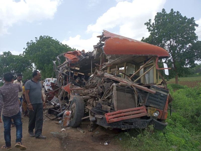 Dhule: One killed in ST, truck accident | धुळे: एसटी आणि कंटेनर भीषण अपघातात १३ ठार