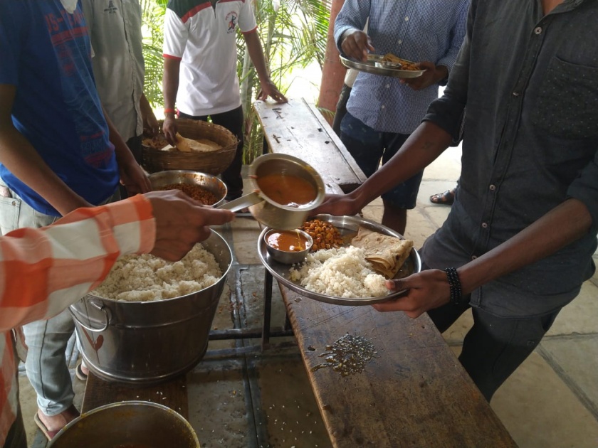 corona in kolhapur - Facility for 1 thousand 73 people through 9 community kitchens in the district | corona in kolhapur -जिल्ह्यात 9 कम्युनिटी किचनच्या माध्यमातून 1 हजार 73 जणांची सोय