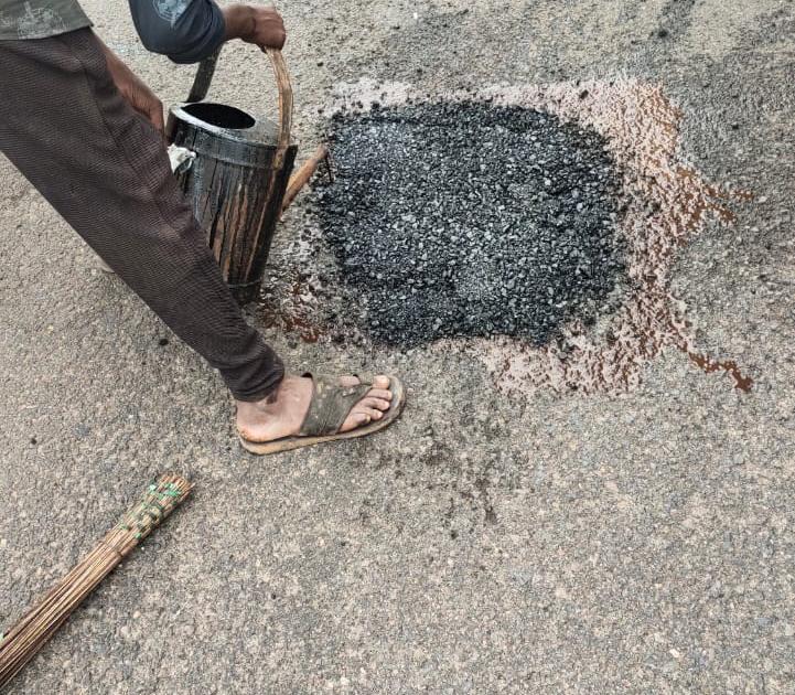 Excavation of patchwork on potholes on national highways | राष्ट्रीय महामार्गावरच्या खड्ड्यांवर पॅचवर्कचा उतारा