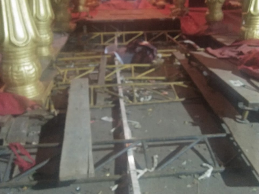 Kolhapur: Ganesh Utsav Mandal set up in Rajarampur, collapsed due to non-load during the aarti | कोल्हापूर : राजारामपुरीत गणेशोत्सव मंडळाचा सेट कोलमडला, आरतीवेळी भार न पेलवल्याने दुर्घटना