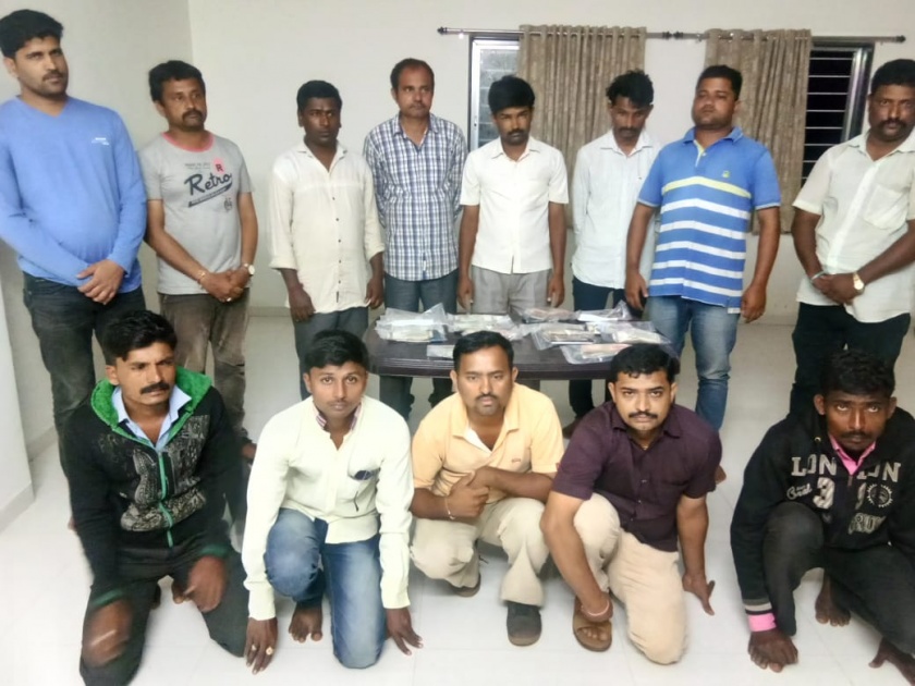 Kolhapur: Print to gambling in Sadele-Madale: Thirteen people arrested | कोल्हापूर :सादळे-मादळे येथील जुगार अड्डयावर छापा : तेरा जणांना अटक