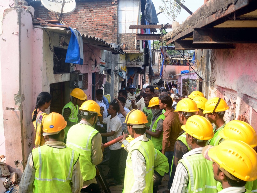 Thousands of houses in Thane's Subhashnagar collapsed due to SRA's action | एसआरएच्या जागेवरील कारवाईमुळे  ठाणेच्या सुभाषनगरमधील १०० पेक्षा अधिक घरे  जमीनदोस्त