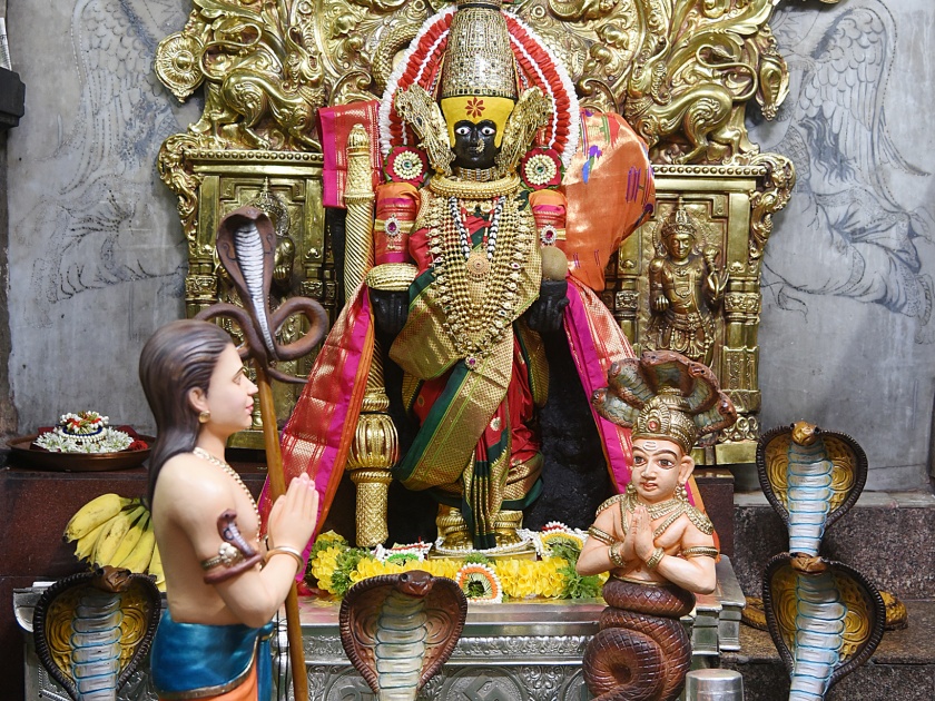 Ambabai worships snakes in the form of darshan; The third floor of the Navratri festival | अंबाबाईची नागांना दर्शनरूपात पूजा; नवरात्रौत्सवातील तिसरी माळ