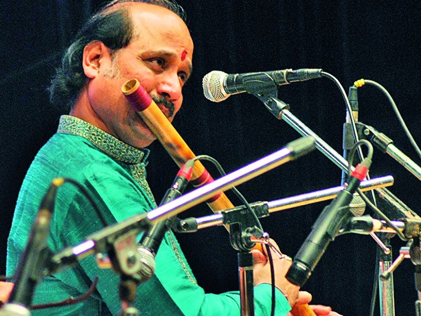 The soul mates with passion and flute jugalbandi | संतूर व बासरीच्या जुगलबंदीने श्रोते मंत्रमुग्ध