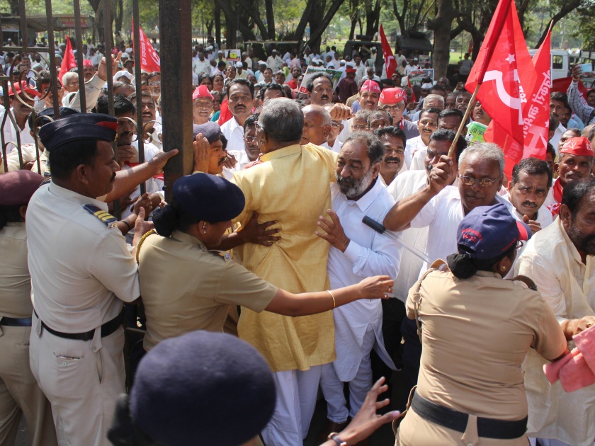 'Shikap' protests at the collector's office for farmers' demands | शेतकऱ्यांच्या मागण्यांसाठी ‘शेकाप’चा जिल्हाधिकारी कार्यालयावर आक्रोश मोर्चा