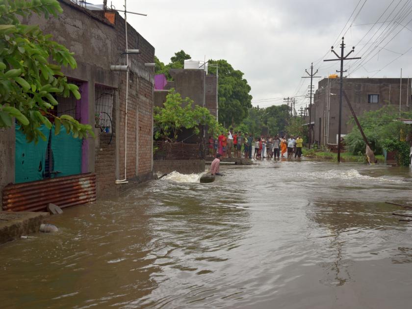Heavy rains in Akola city; Drainage water has entered the houses of citizens in Umri area | अकाेला शहरात पावसाचे धुमशान ; उमरी भागात नागरिकांच्या घरात शिरले नाल्याचे पाणी