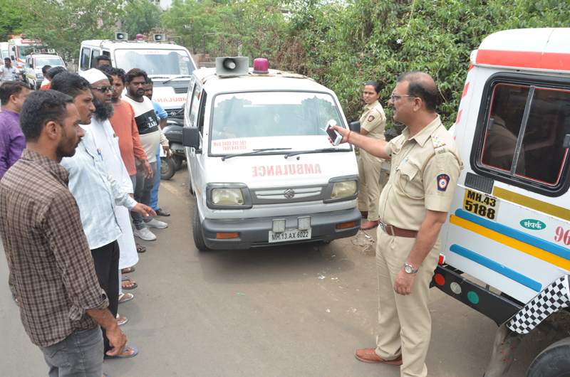 Big news; No break in Solapur ... No headlights .. Three unfit ambulances seized | मोठी बातमी; सोलापुरात रुग्णवाहिकांची तपासणी सुरू; तीन अनफिट ॲम्ब्युलन्स जप्त